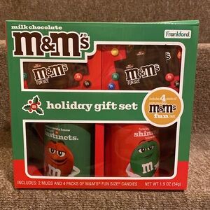 💚❤️💚NWT Frankford Holiday Gift Set- M&M’s 2 Mugs + 4 packs of fun size candy